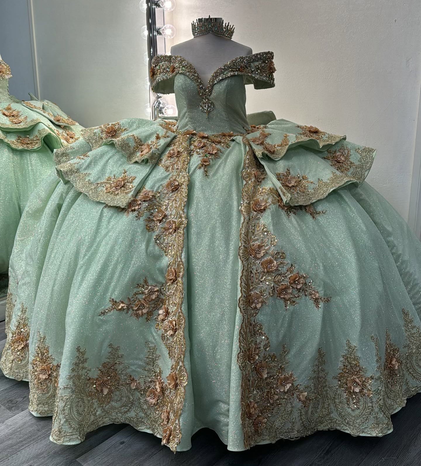 Ball Gown Luxury Glittery Tulle Lace Crystal Quinceanera Dresses with Ruffles HE938