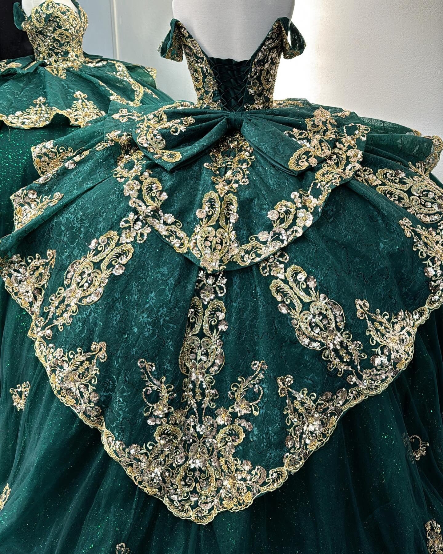 Glittery Tulle Lace Appliqued Sweet 16 Green Quinceanera Dresses with Ruffles HE942