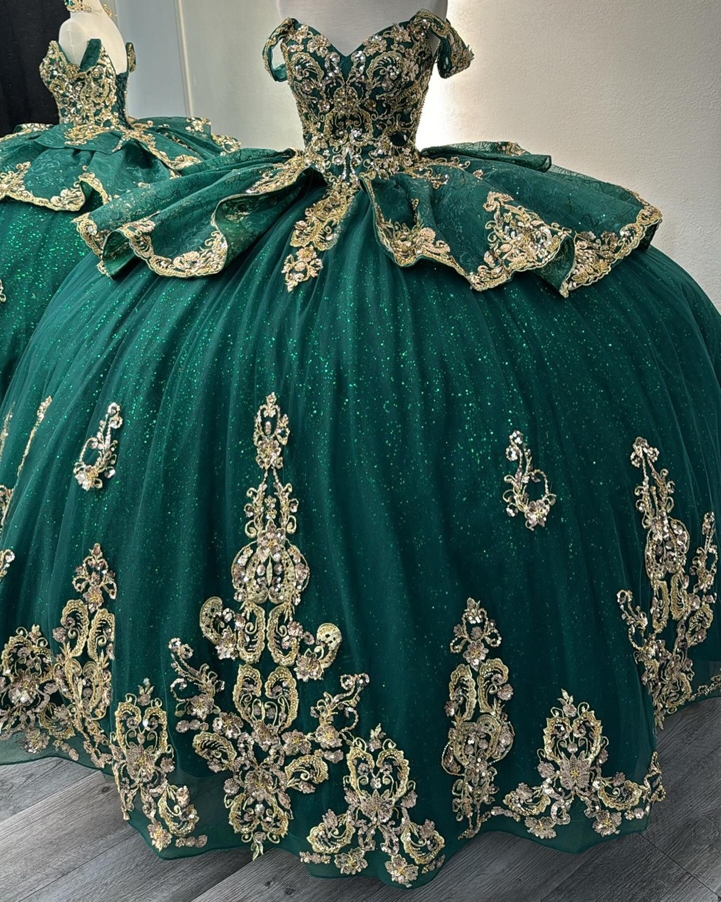 Glittery Tulle Lace Appliqued Sweet 16 Green Quinceanera Dresses with Ruffles HE942