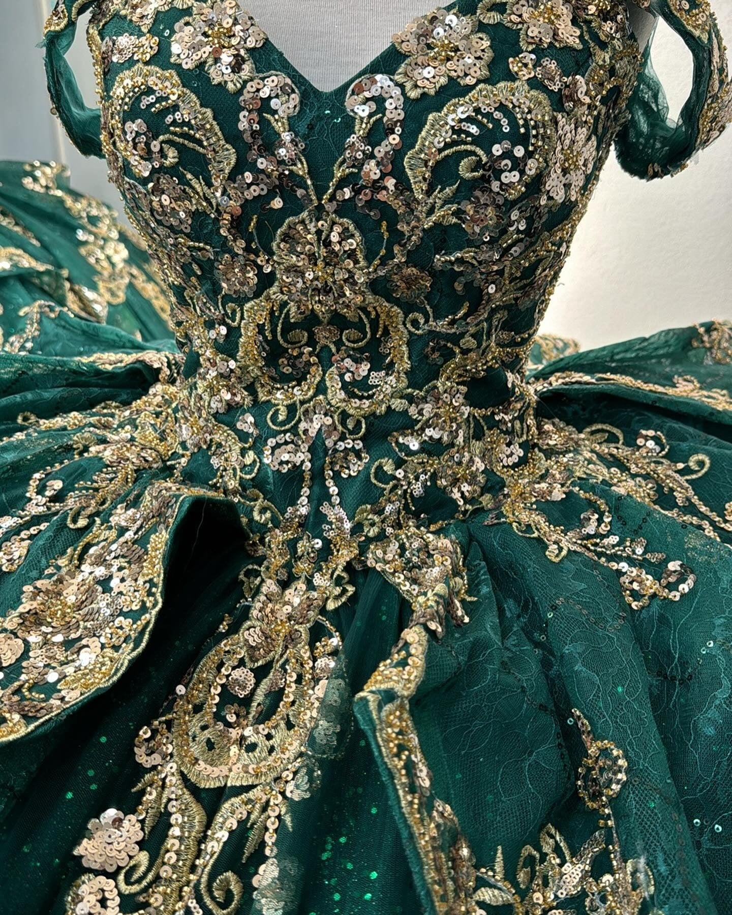Glittery Tulle Lace Appliqued Sweet 16 Green Quinceanera Dresses with Ruffles HE942