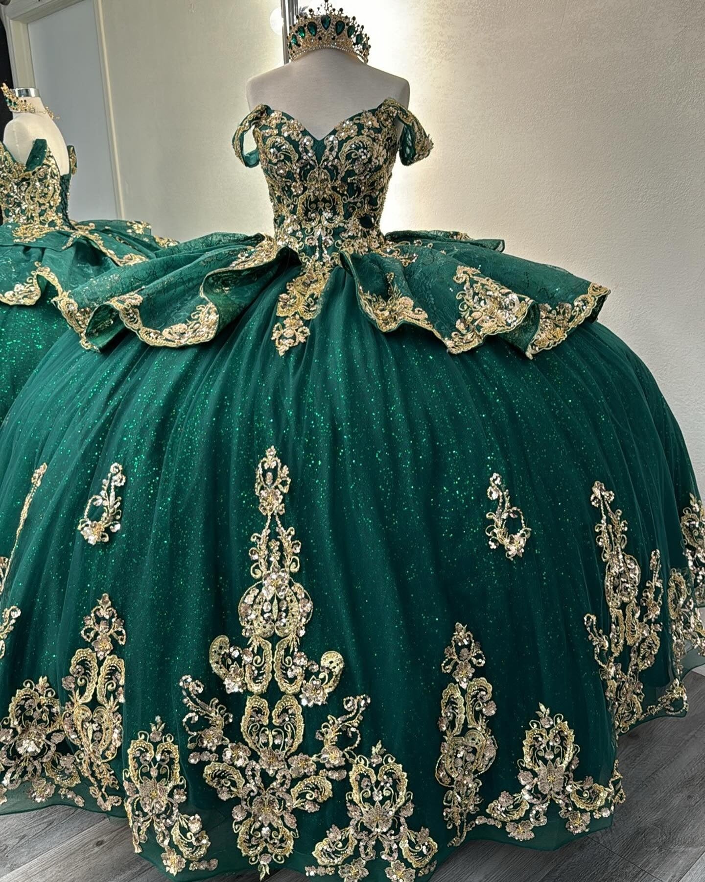 Glittery Tulle Lace Appliqued Sweet 16 Green Quinceanera Dresses with Ruffles HE942