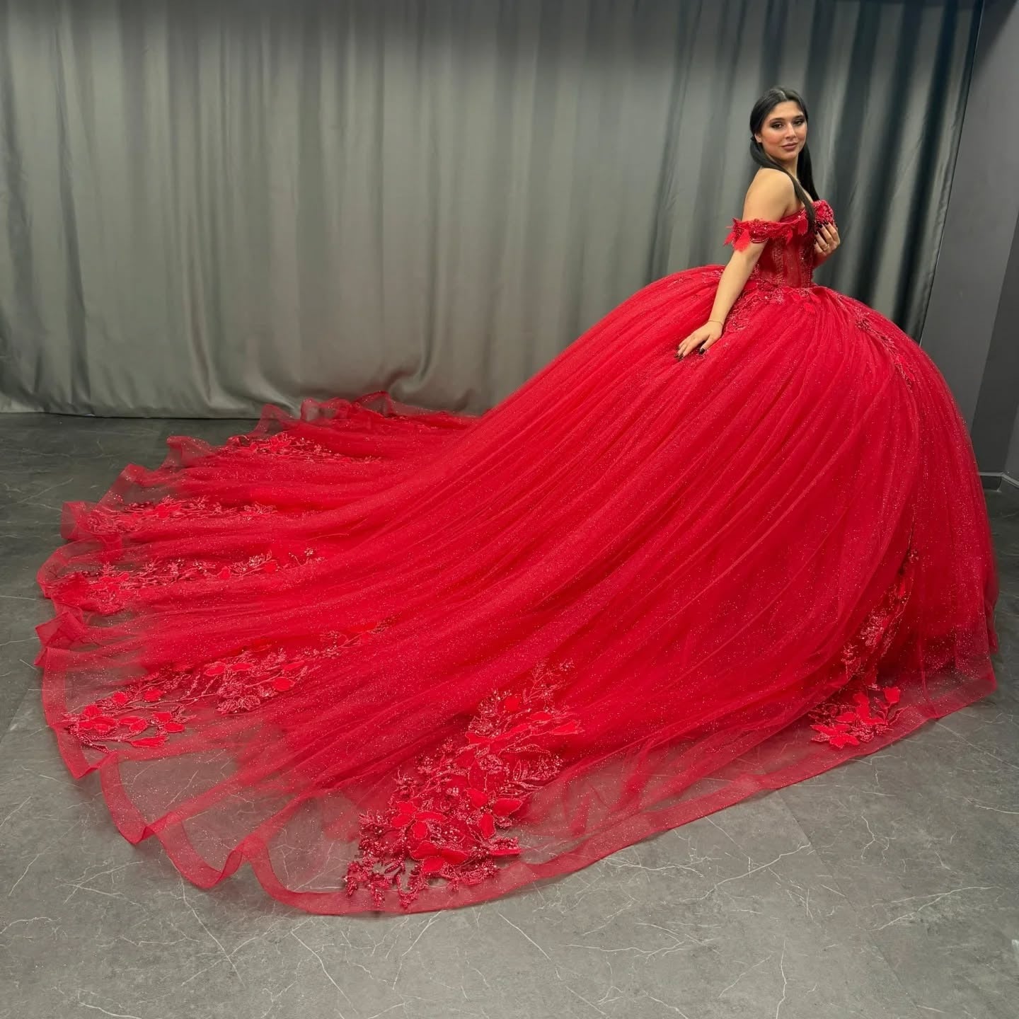 HE153-Vestido de quinceañera rojo con hombros descubiertos, tul, encaje, cola larga, estilo princesa, para fiesta de cumpleaños