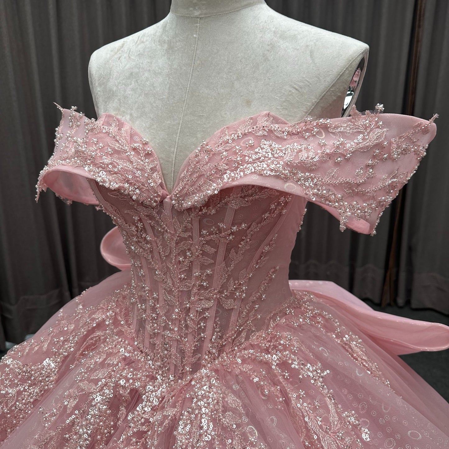 HE286-Pink Gorgeous Off Shoulder Quinceanera Dresses Tulle Lace Beaded Sweet 16 Sleeveless Birthday Party Dresses