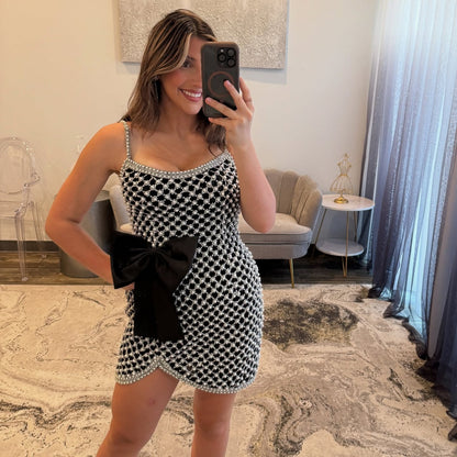 Vestidos de cóctel cortos ajustados con cuentas de cristal y purpurina HE589