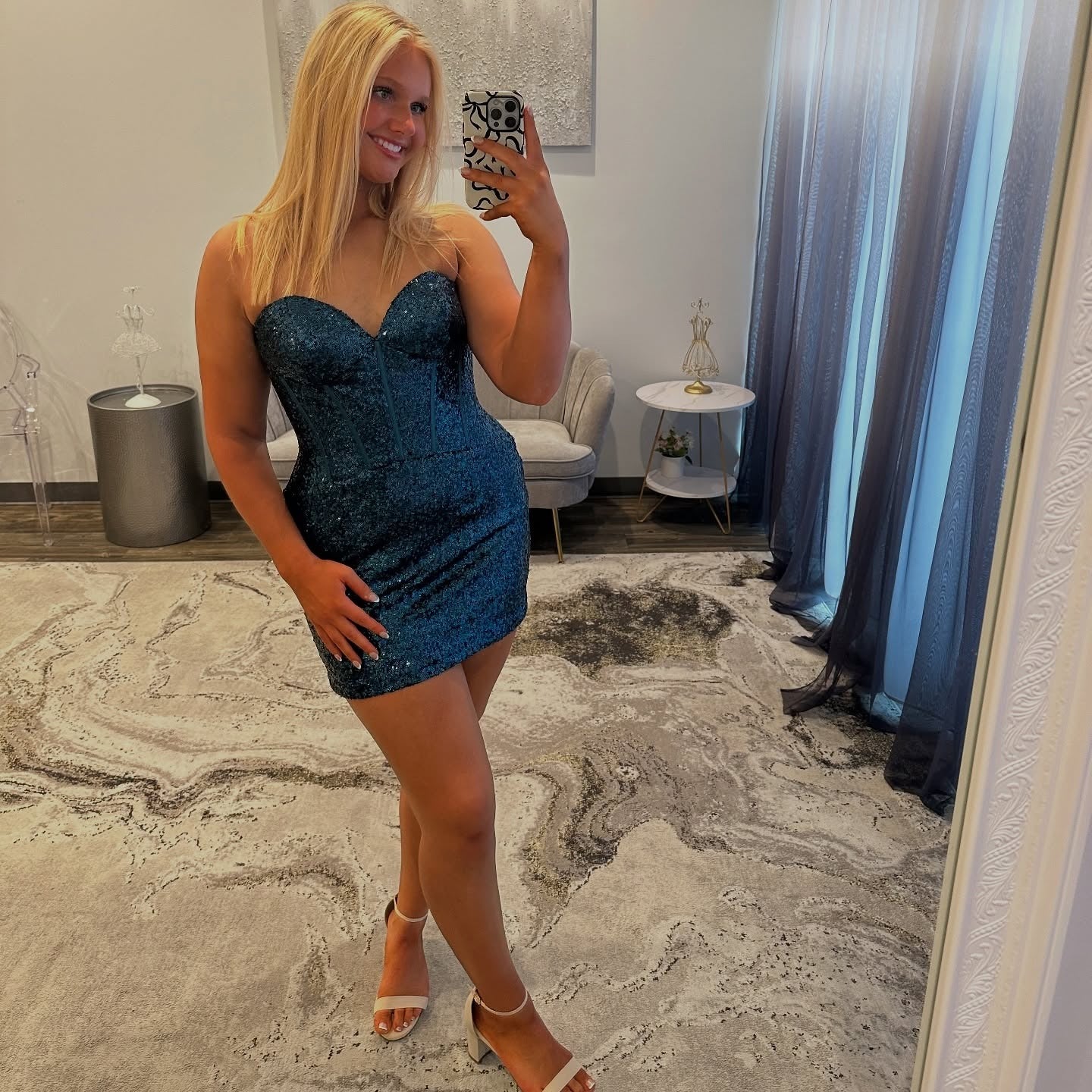 Vestidos de fiesta cortos sin mangas con lentejuelas brillantes HE539