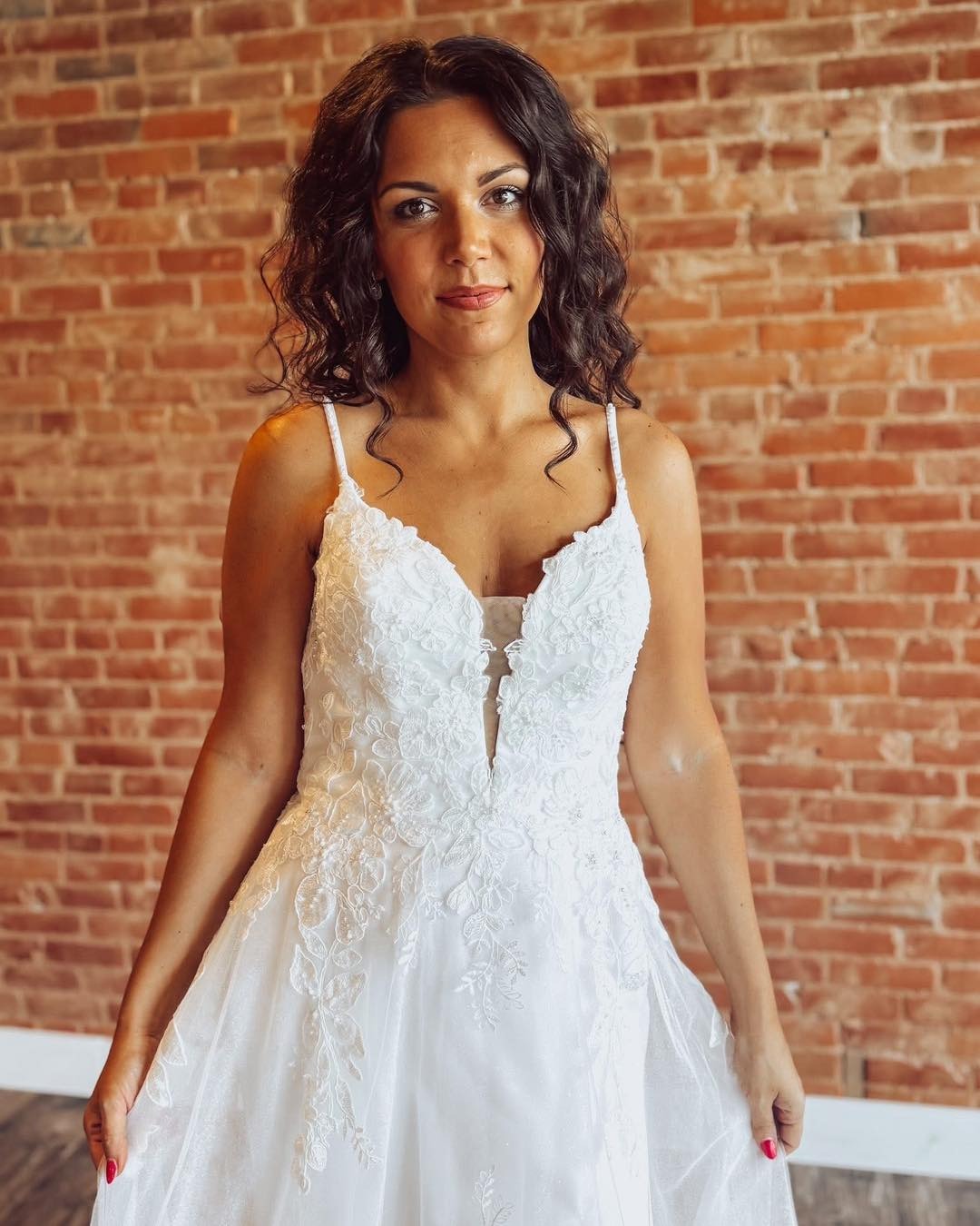 A Line Beach Wedding Dresses for Women Tulle Appliqued Boho V Neck Bridal Gowns HE1128