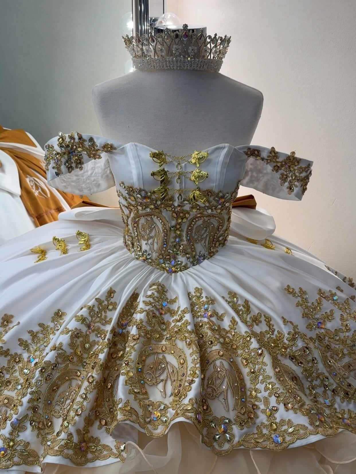 Off Shoulder Champagne Tulle Ruffles Lace Beaded Quinceanera Dresses for Sweet 16 HE933