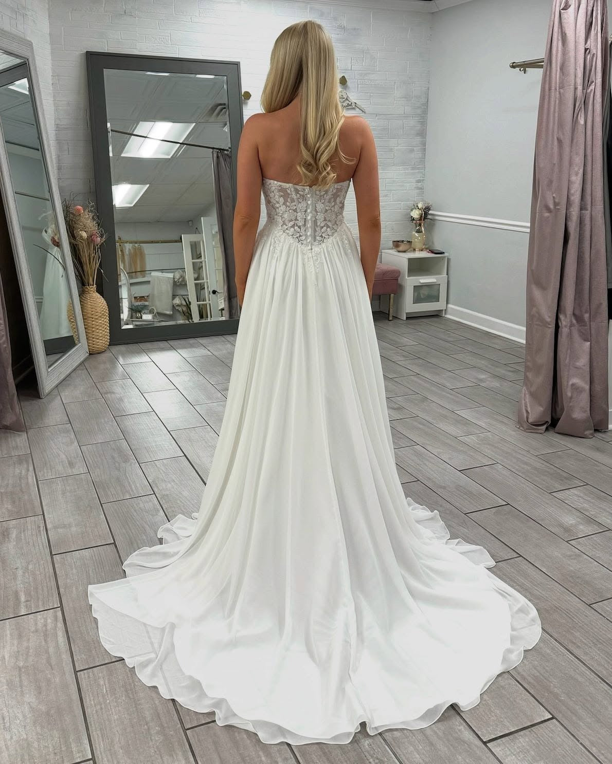 Strapless A Line Beach Wedding Dresses Tulle Lace Flower Bride Wedding Gown HE1453