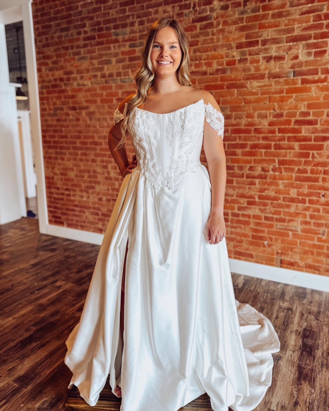 A Line Satin Appliqued Boho Wedding Dresses Off Shoulder Bridal Wedding Gowns HE1129