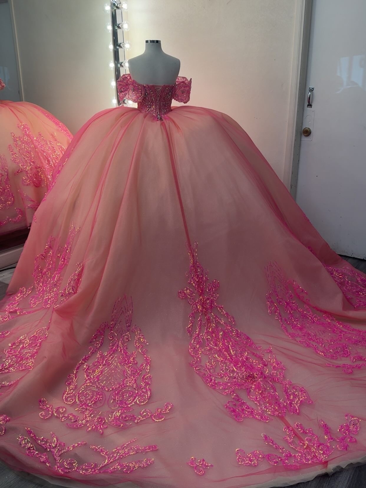 Ball Gown Tulle Lace Appliqued Princess Quinceanera Dresses for Sweet 16 Birthday HE957