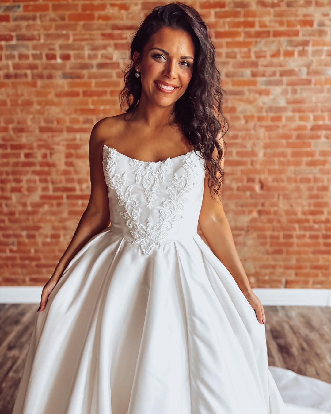 Sweetheart Satin Lace Appliqued Wedding Dresses A Line Strapless Wedding Gowns for Women HE1121