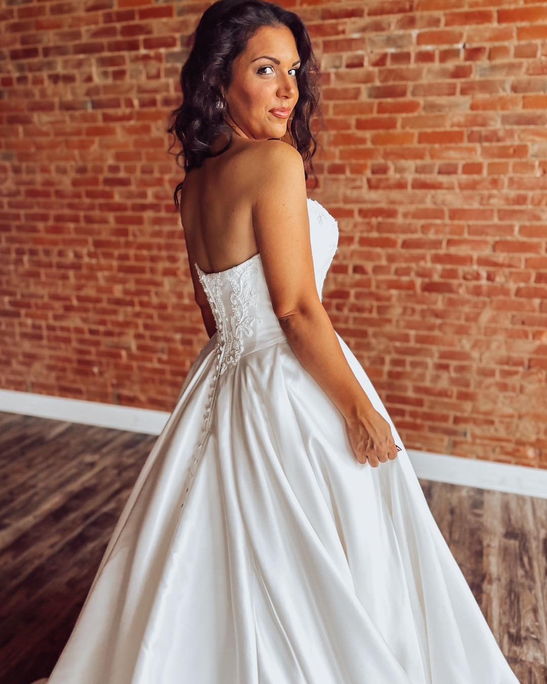 Sweetheart Satin Lace Appliqued Wedding Dresses A Line Strapless Wedding Gowns for Women HE1121