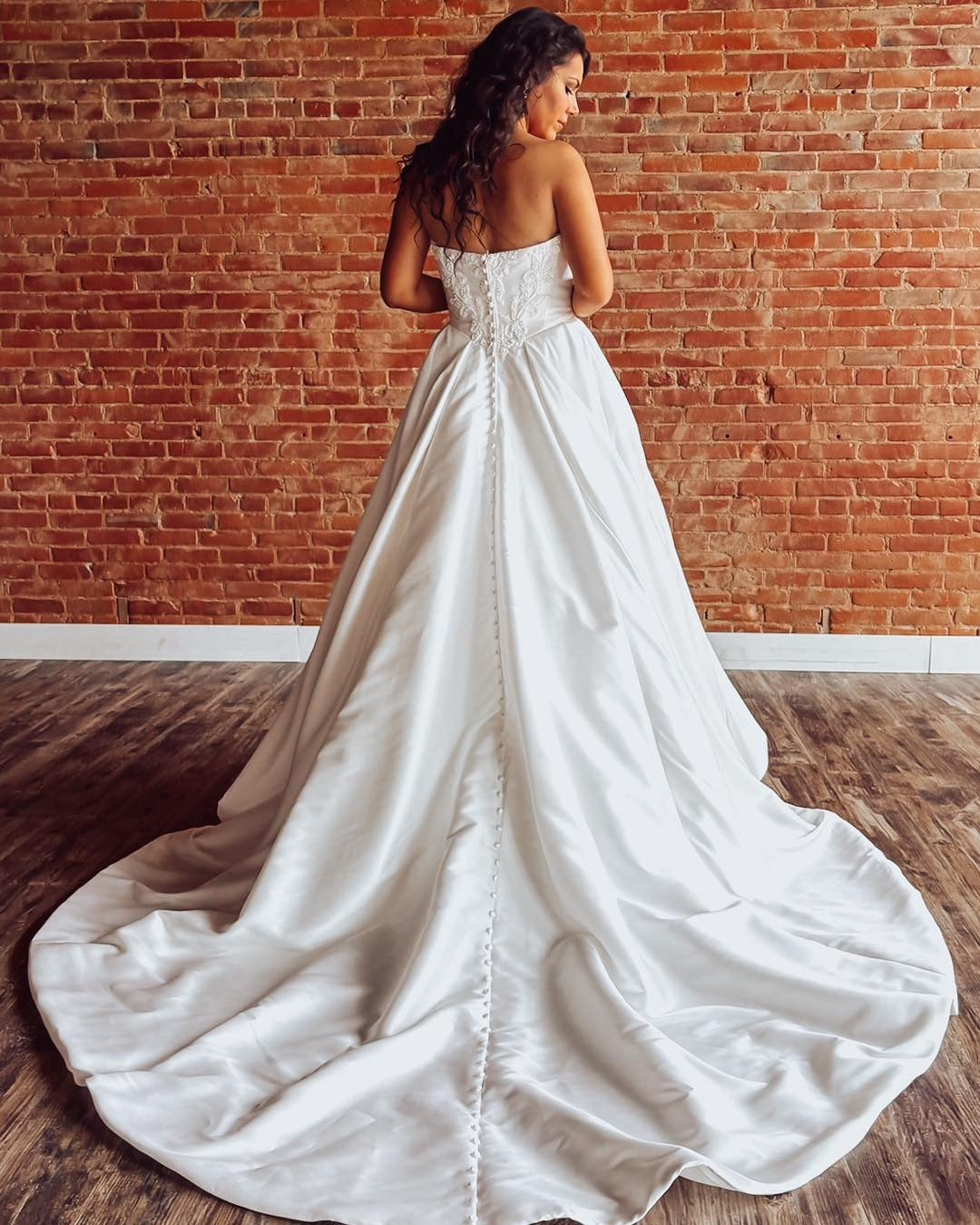 Sweetheart Satin Lace Appliqued Wedding Dresses A Line Strapless Wedding Gowns for Women HE1121