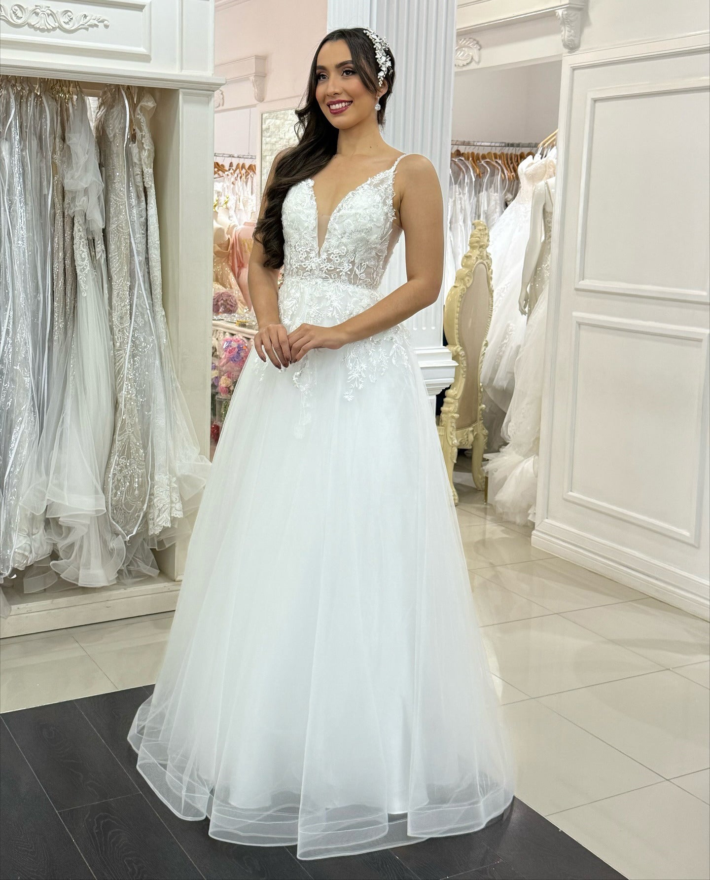 Women's A Line V Neck Wedding Dresses Plus Size Beach Tulle Appliqued Wedding Gowns HE1057