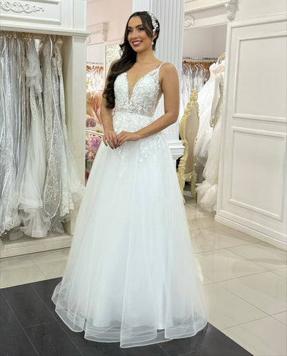 Women's A Line V Neck Wedding Dresses Plus Size Beach Tulle Appliqued Wedding Gowns HE1057