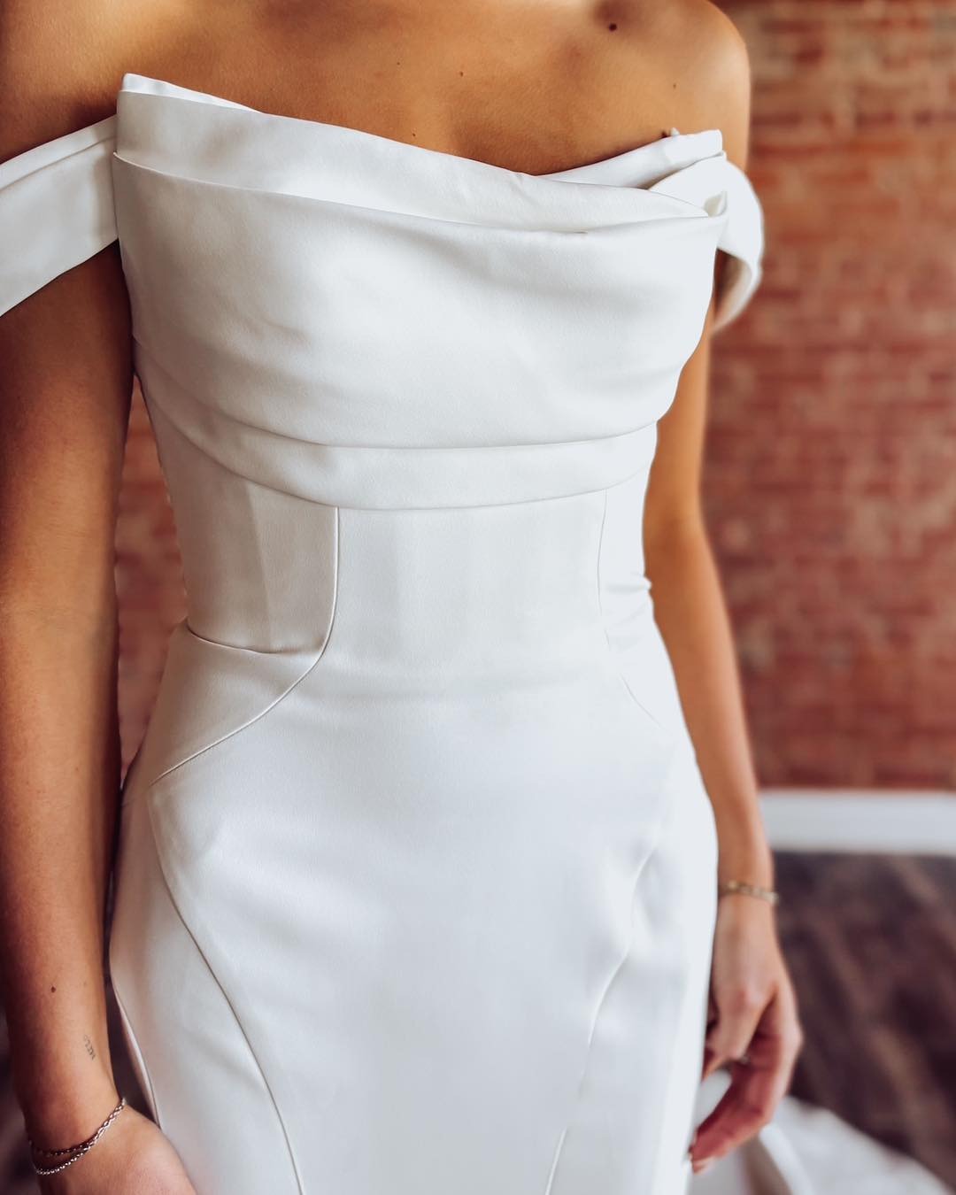 Mermaid Satin White Wedding Dresses Off Shoulder Plus Size Bridal Wedding Gowns HE1104