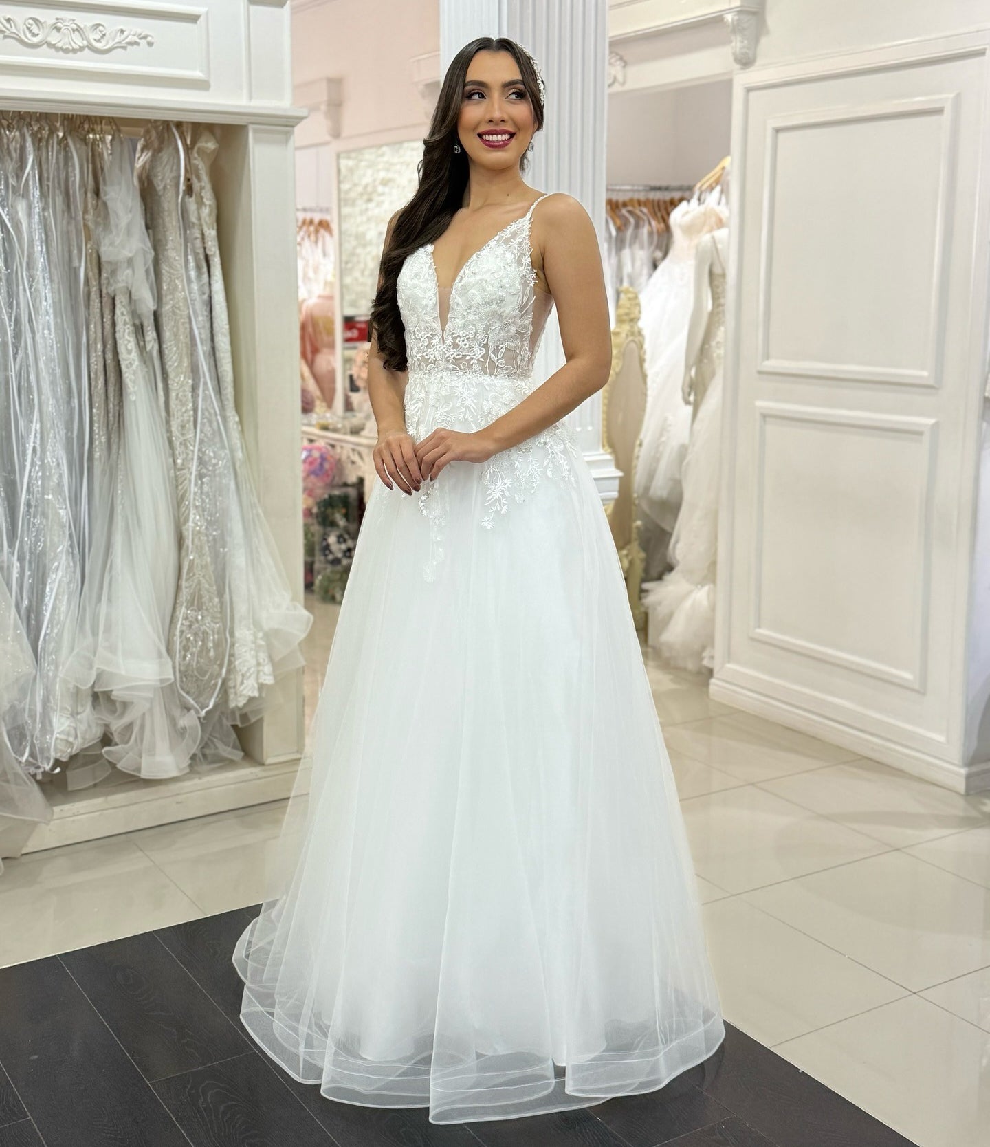 Women's A Line V Neck Wedding Dresses Plus Size Beach Tulle Appliqued Wedding Gowns HE1057