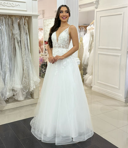 Women's A Line V Neck Wedding Dresses Plus Size Beach Tulle Appliqued Wedding Gowns HE1057