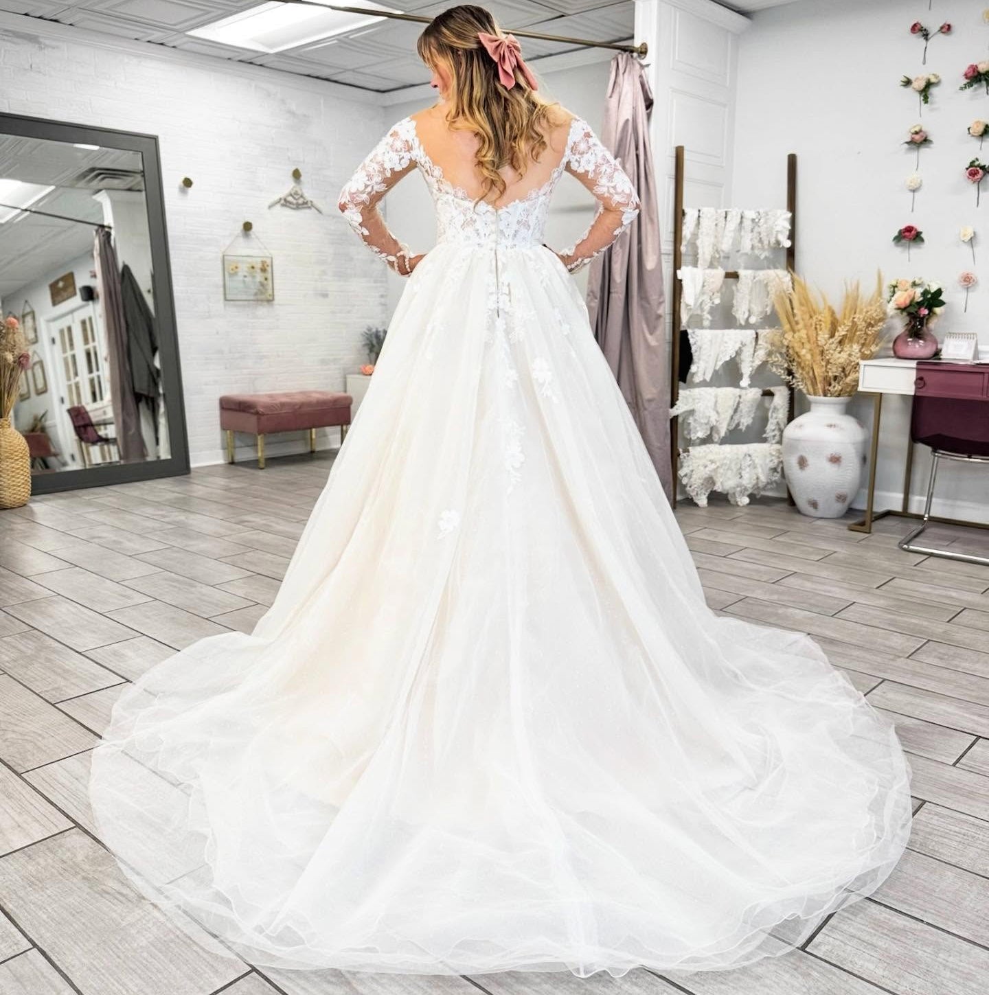 Long Sleeves A Line Beach Wedding Dresses Tulle Lace Appliqued Bride Wedding Gown HE1434