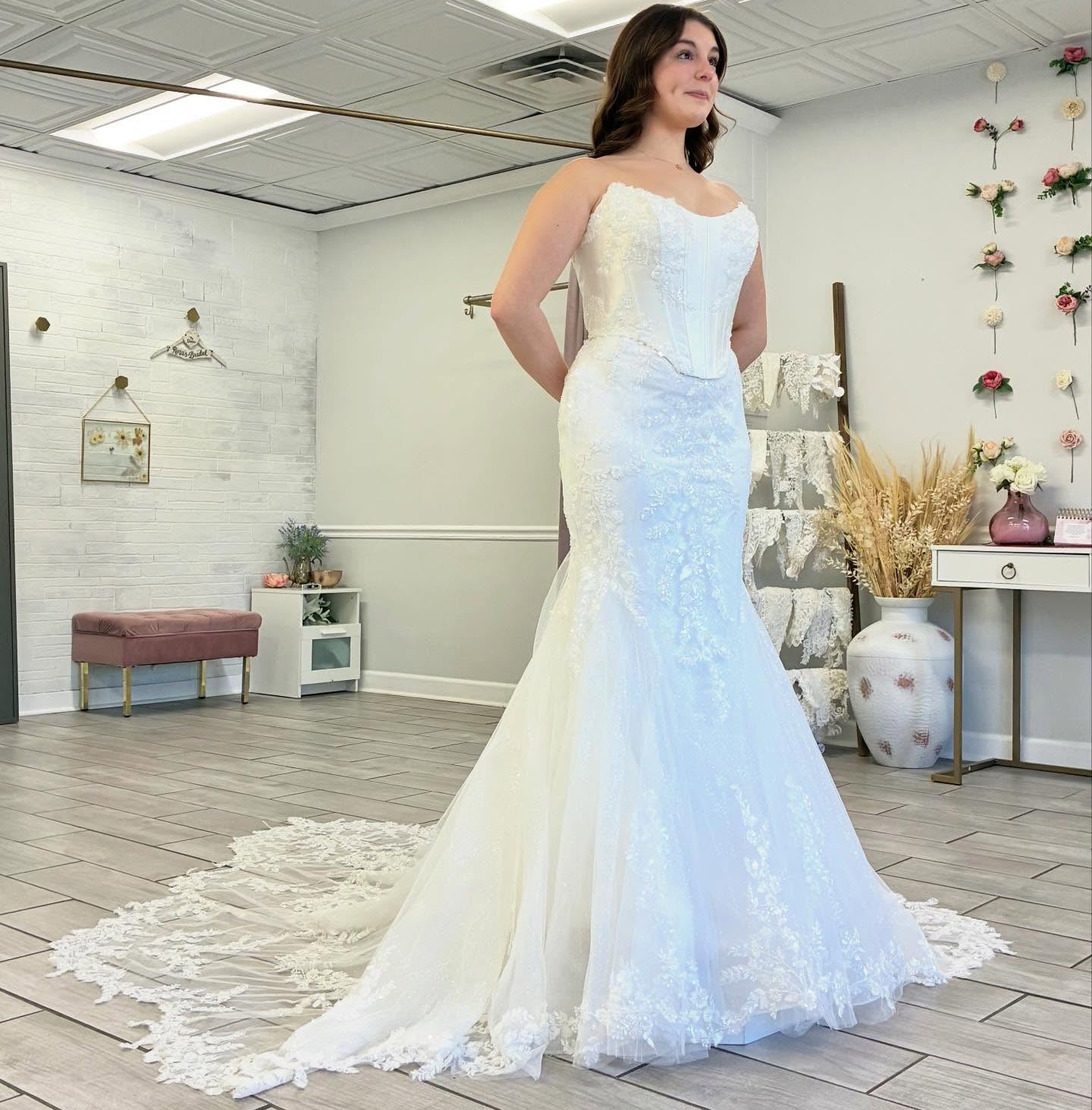 Mermaid Strapless Lace Appliqued Wedding Gowns Sweetheart Corset Bride Wedding Dress HE1436