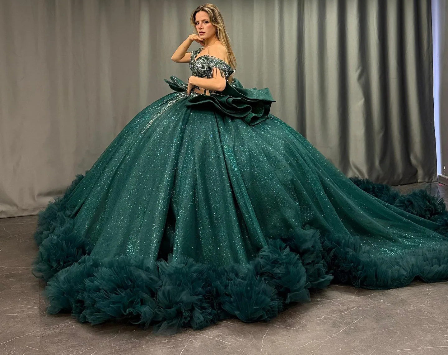 Glittery Tulle Lace Tiered Green Quinceanera Dresses Ball Gown Party Dress for Sweet 15 HE1462