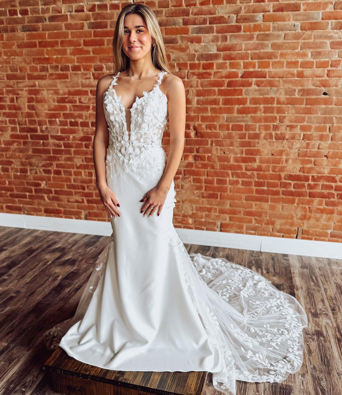 Mermaid Tulle Lace Appliqued V Neck Wedding Dresses 3d Flower Bridal Gowns HE1568