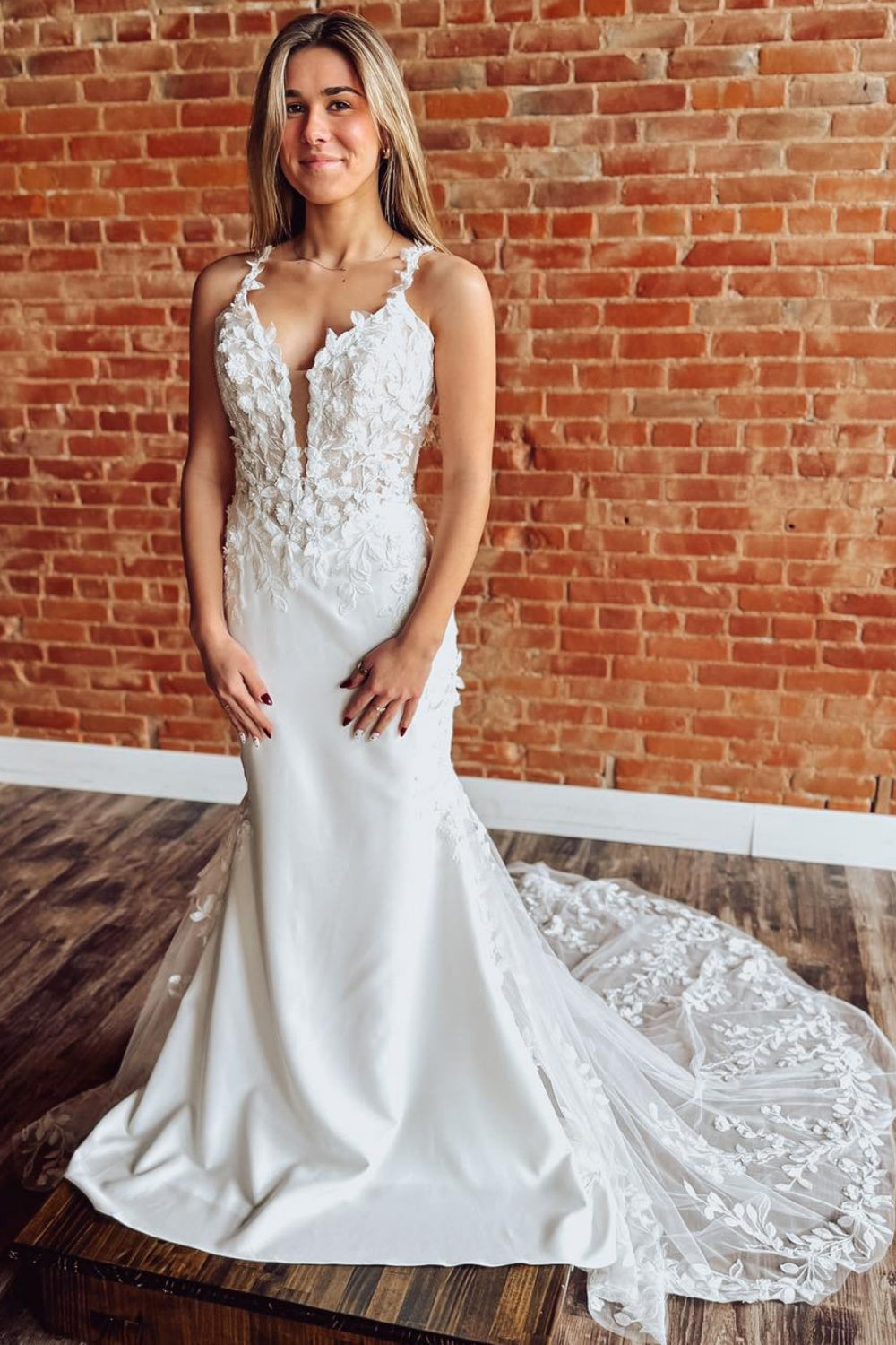 Mermaid Tulle Lace Appliqued V Neck Wedding Dresses 3d Flower Bridal Gowns HE1568