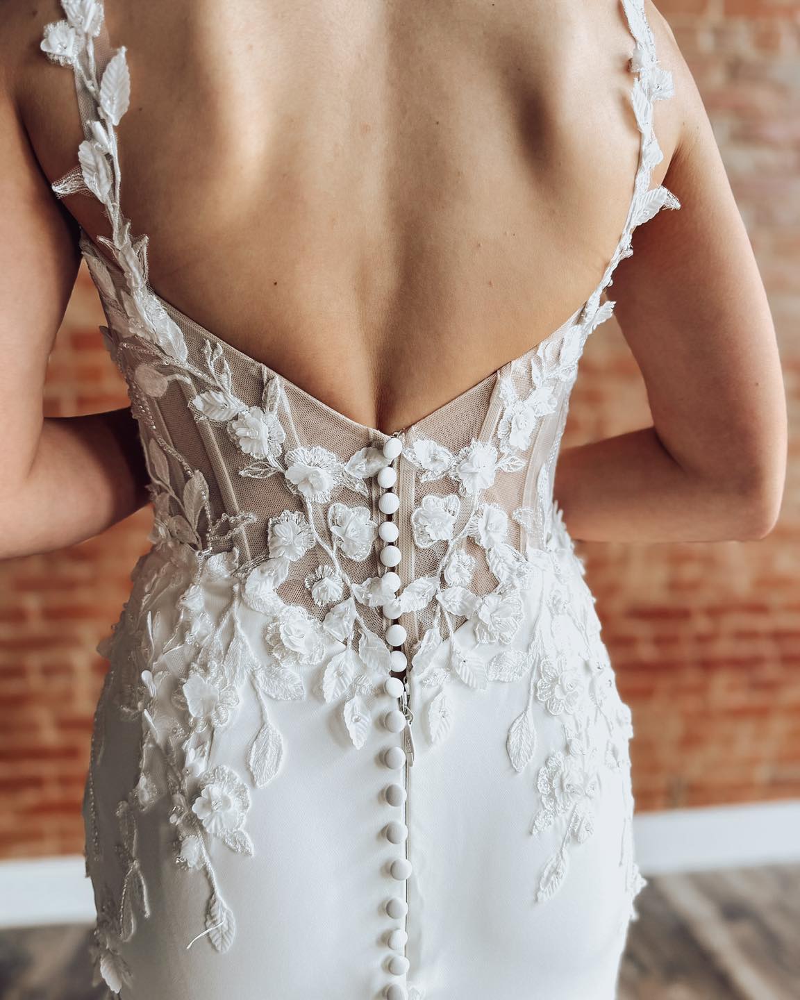 Mermaid Tulle Lace Appliqued V Neck Wedding Dresses 3d Flower Bridal Gowns HE1568