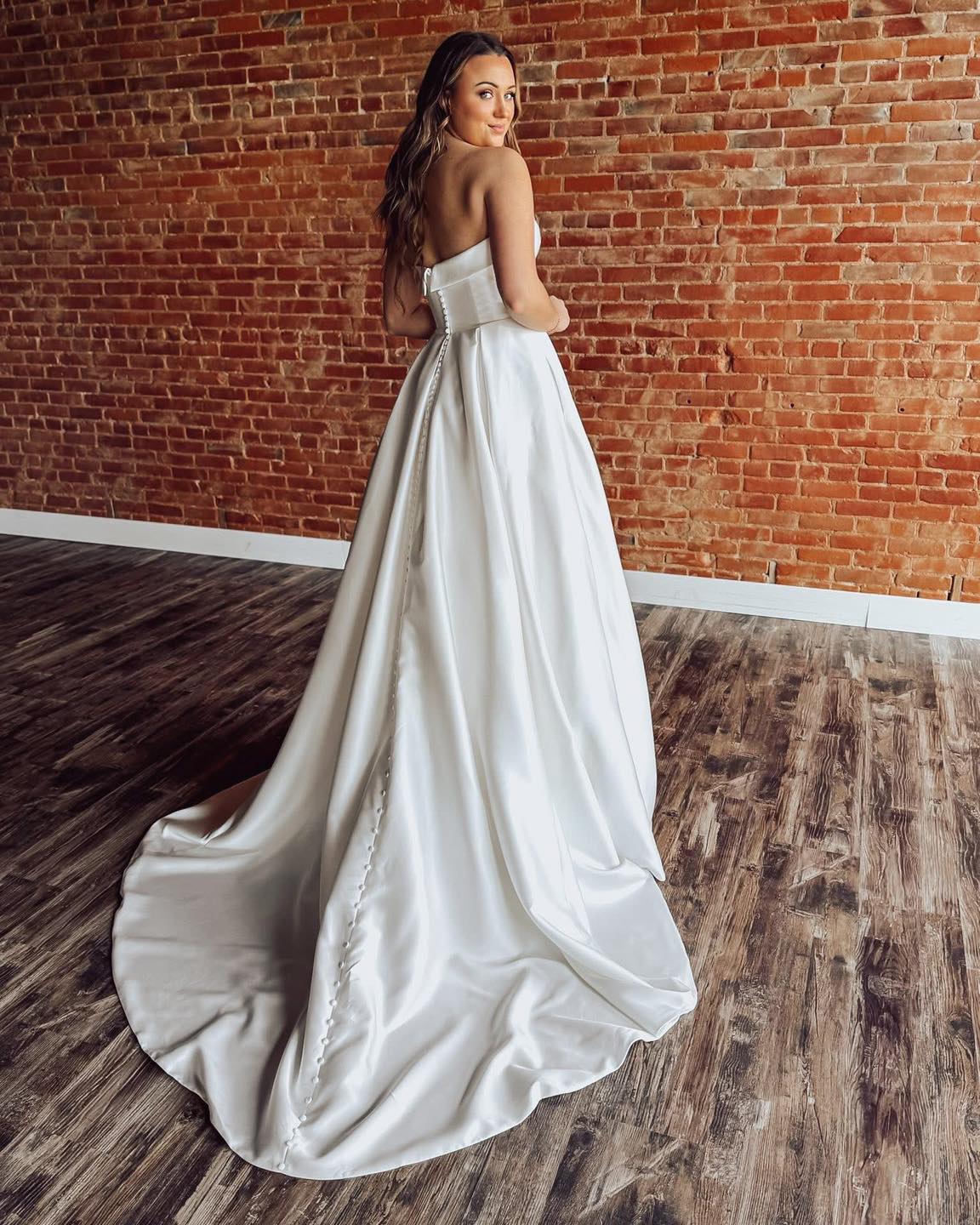 A Line Sweetheart Satin Wedding Dresses Plus Size Strapless Wedding Gowns HE1565