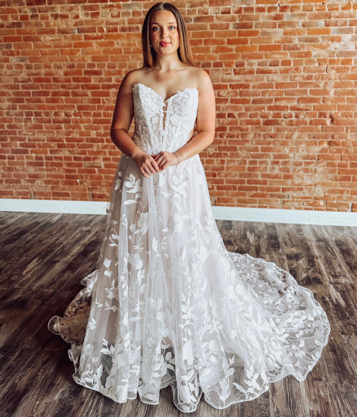 Sweetheart A Line Lace Appliqued Beach Wedding Dresses Strapless Boho Bride Gown HE1572