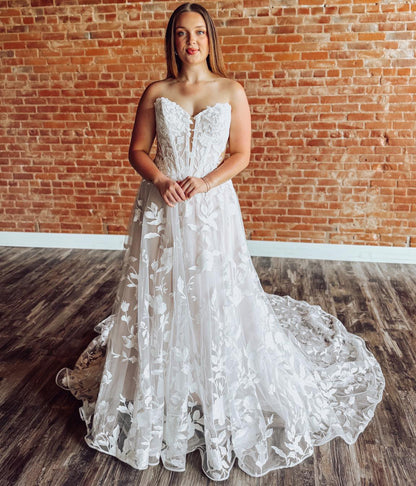 Sweetheart A Line Lace Appliqued Beach Wedding Dresses Strapless Boho Bride Gown HE1572