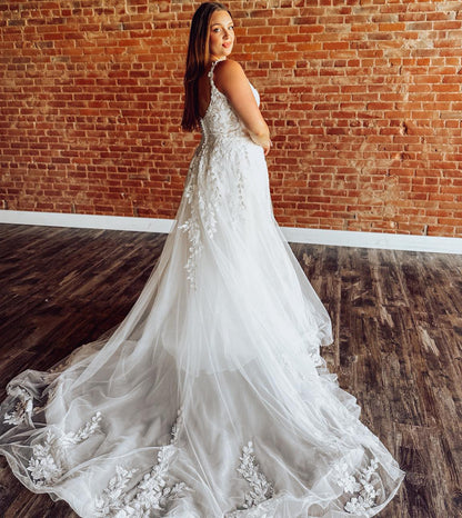 Plus Size A Line Lace Appliqued Tulle V Neck Boho Wedding Dress for Bride HE1570