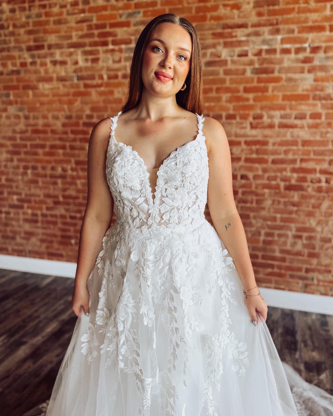 Plus Size A Line Lace Appliqued Tulle V Neck Boho Wedding Dress for Bride HE1570