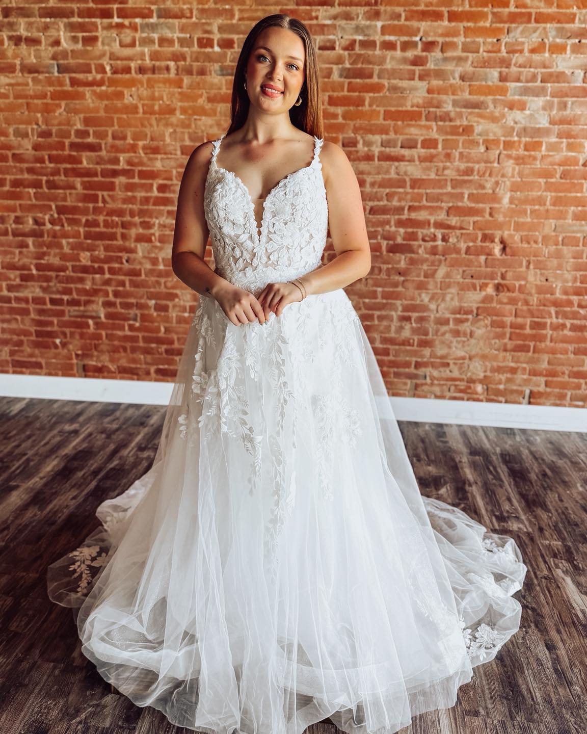 Plus Size A Line Lace Appliqued Tulle V Neck Boho Wedding Dress for Bride HE1570