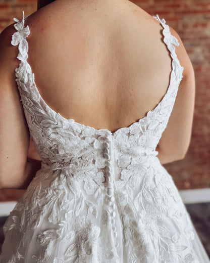 Plus Size A Line Lace Appliqued Tulle V Neck Boho Wedding Dress for Bride HE1570