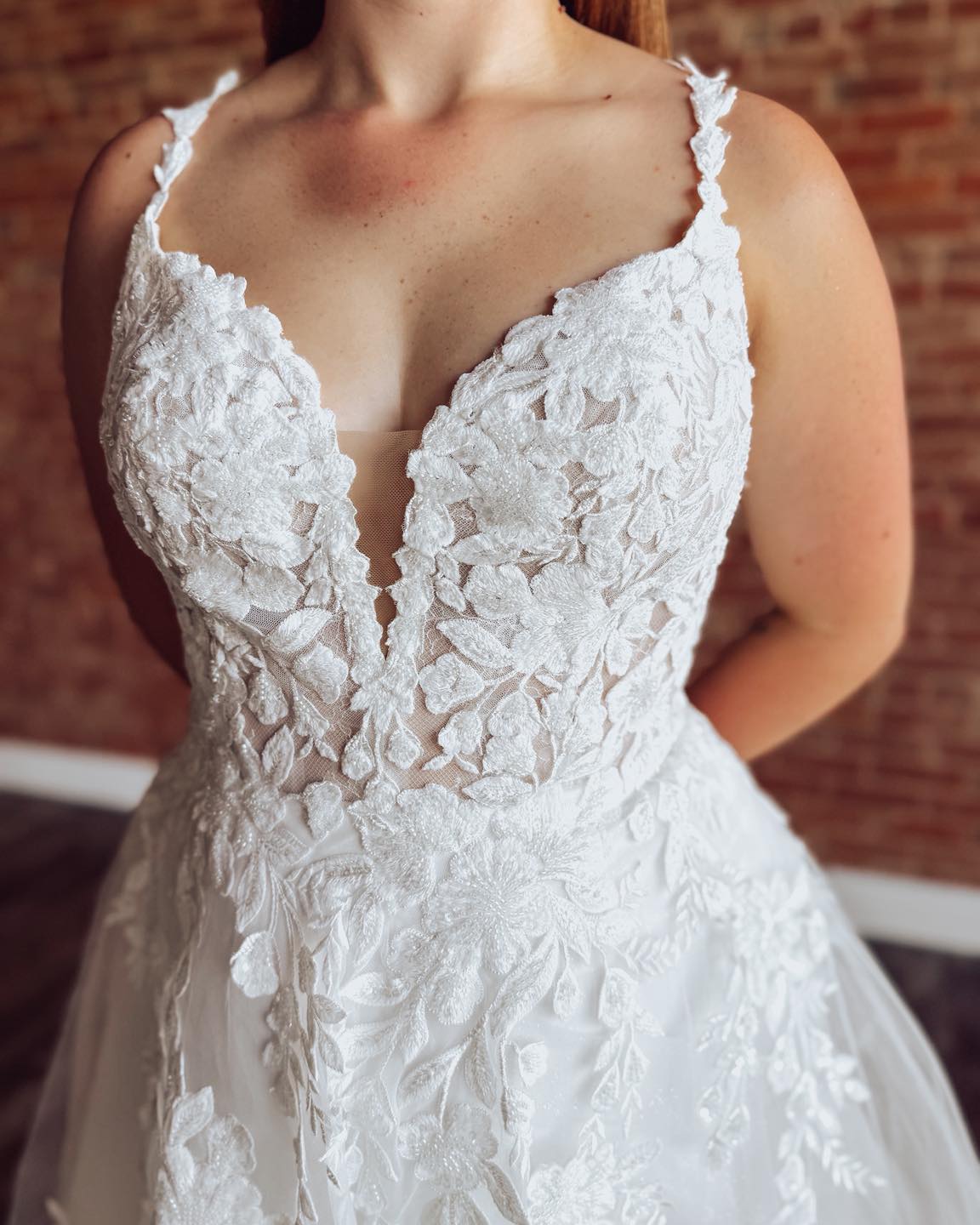 Plus Size A Line Lace Appliqued Tulle V Neck Boho Wedding Dress for Bride HE1570