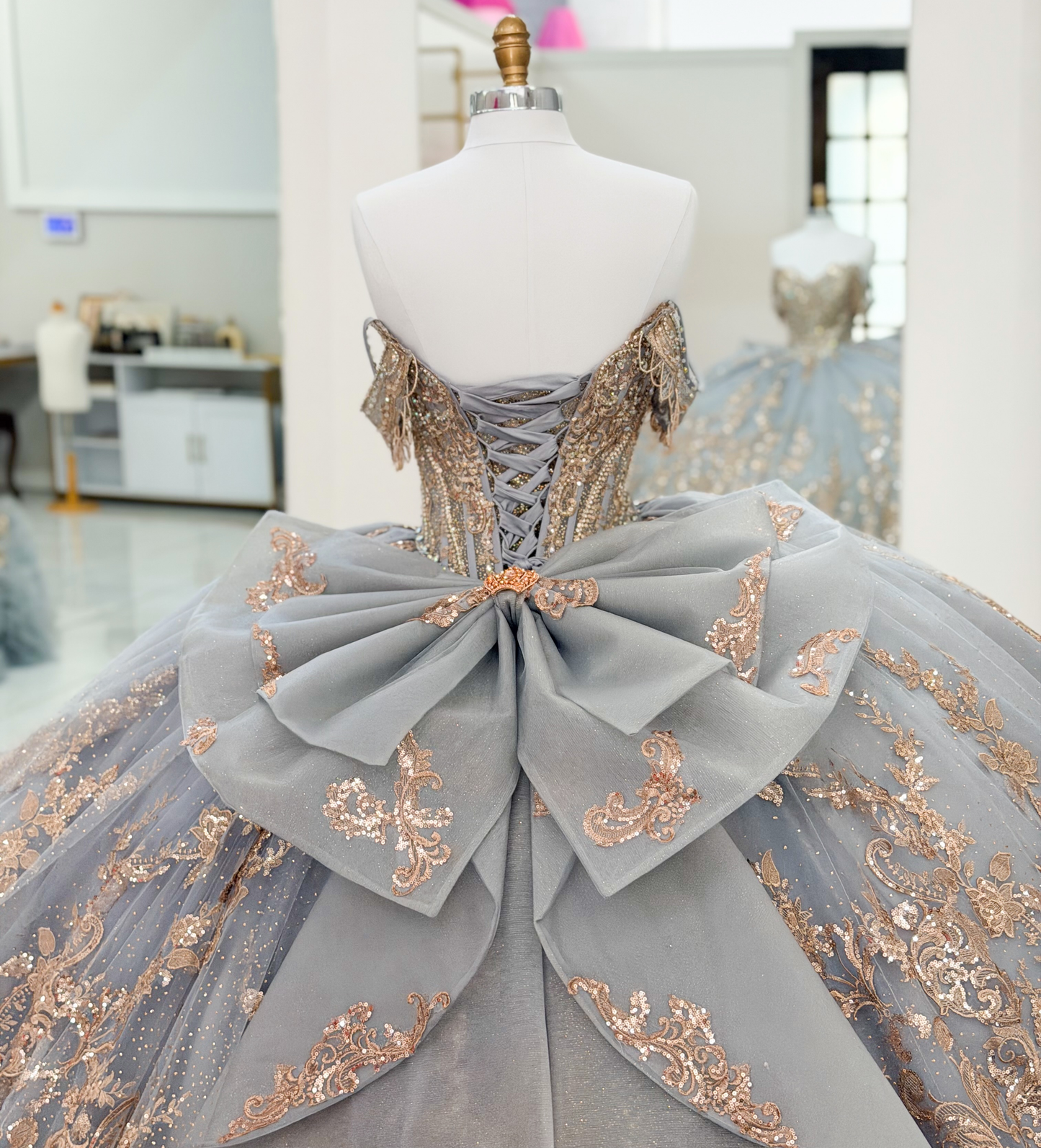 Luxury Lace Crystal Beaded Blue Sweet 16 Quinceanera Dresses with Ruffled HE1606