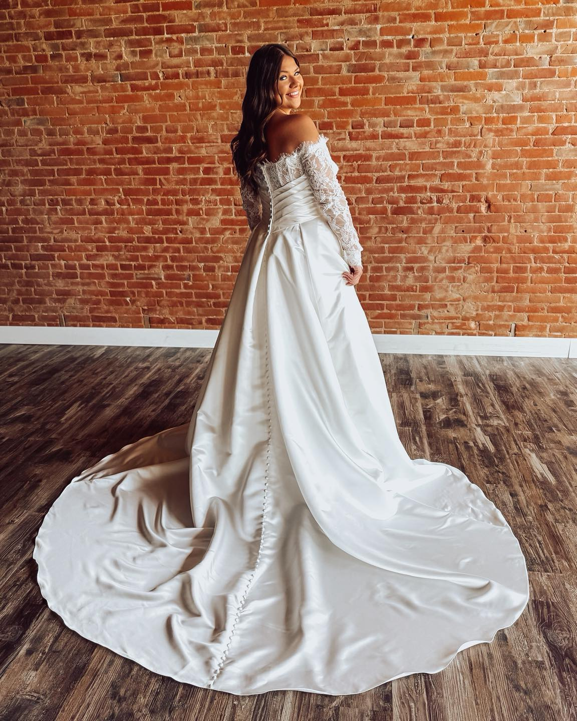 Long Sleeves A Line Wedding Dresses Satin Lace Appliqued Wedding Gowns HE1789