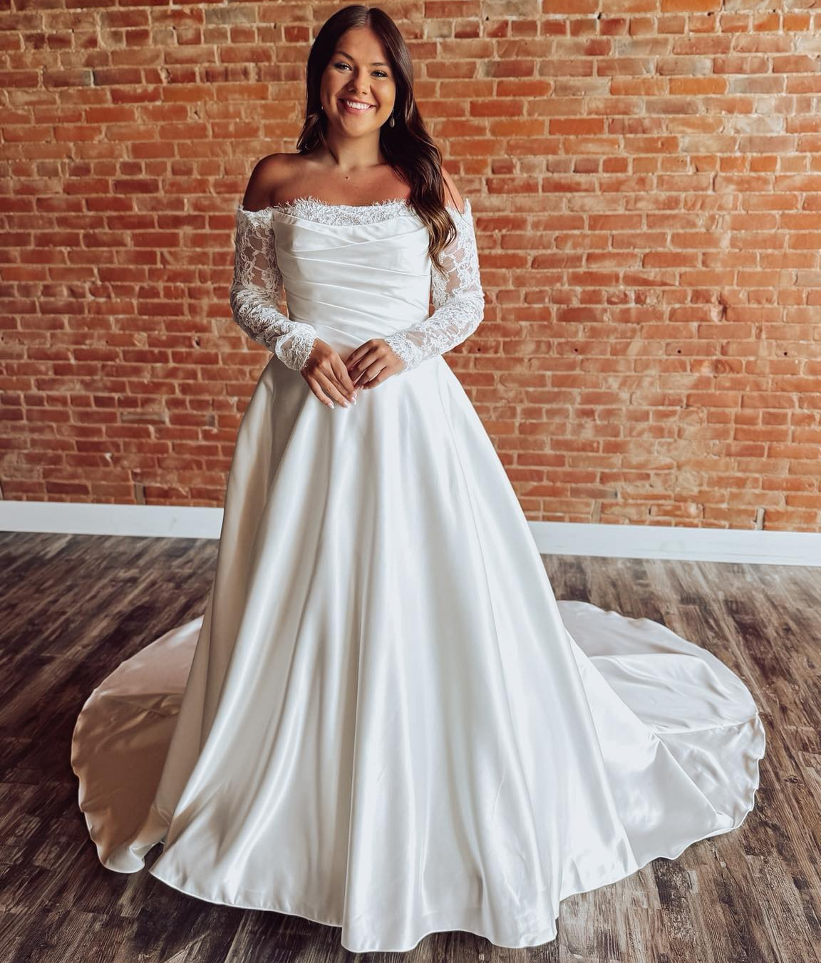 Long Sleeves A Line Wedding Dresses Satin Lace Appliqued Wedding Gowns HE1789