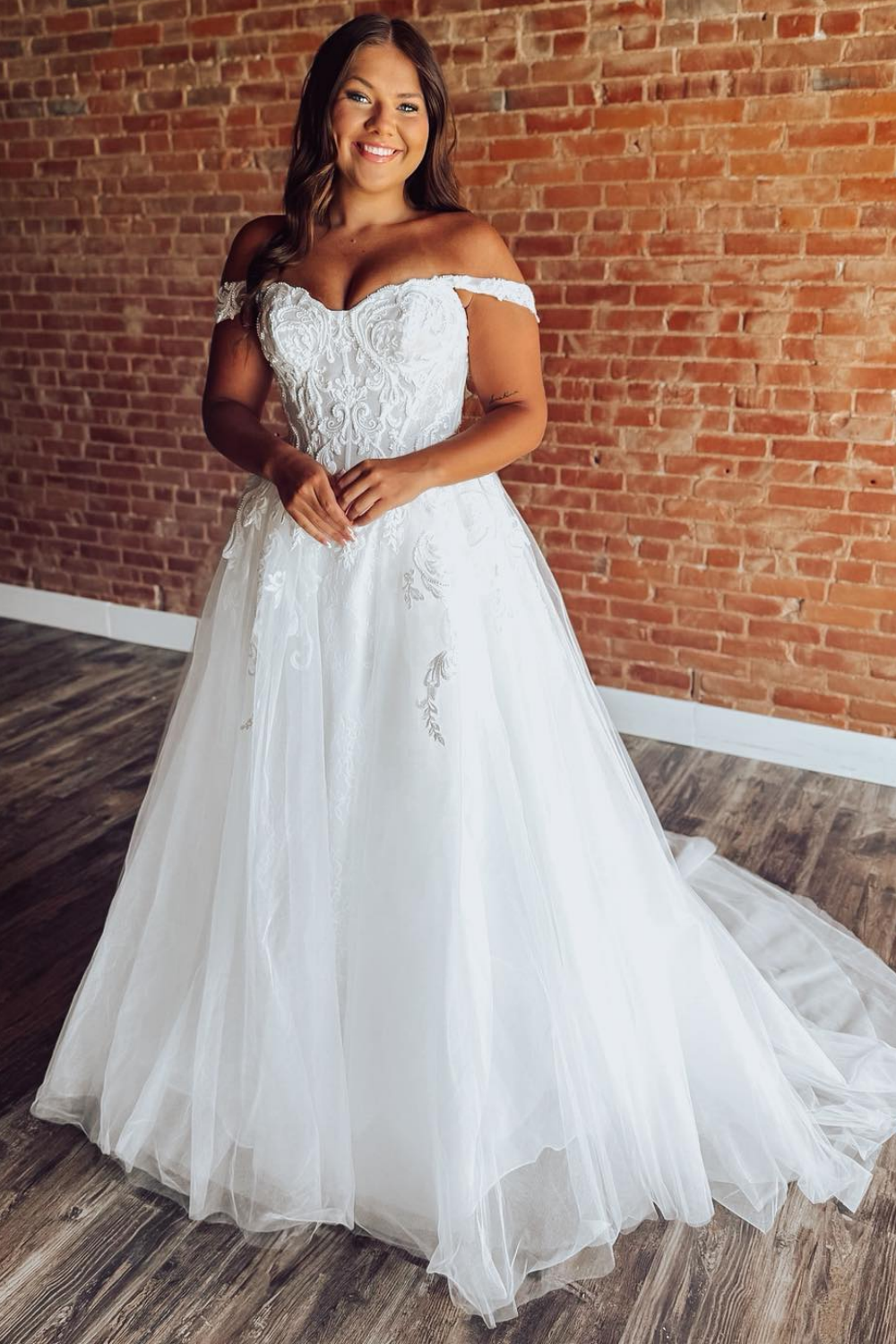 Off Shoulder Lace Appliqued Wedding Dresses A Line Boho Tulle Bridal Wedding Gowns HE1781