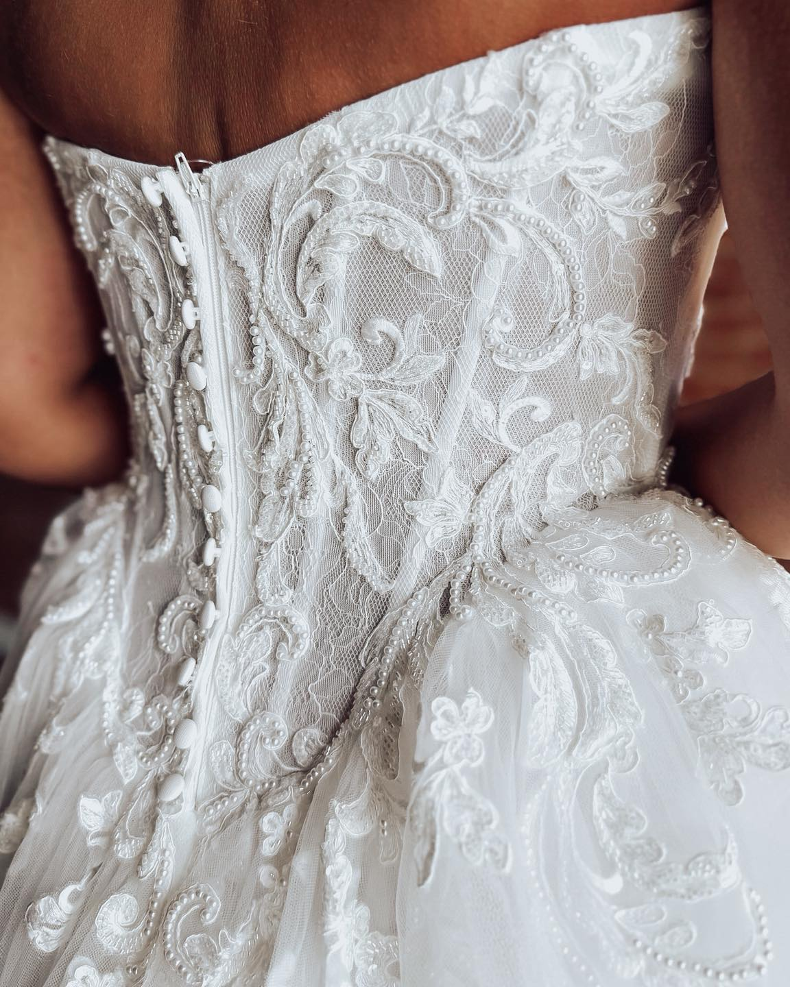 Off Shoulder Lace Appliqued Wedding Dresses A Line Boho Tulle Bridal Wedding Gowns HE1781