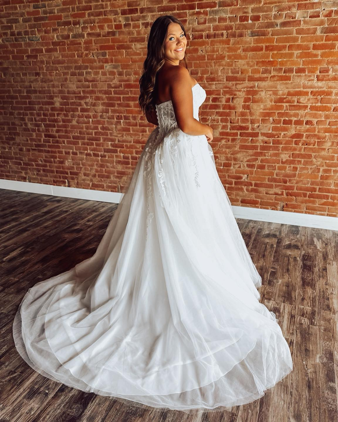 Off Shoulder Lace Appliqued Wedding Dresses A Line Boho Tulle Bridal Wedding Gowns HE1781