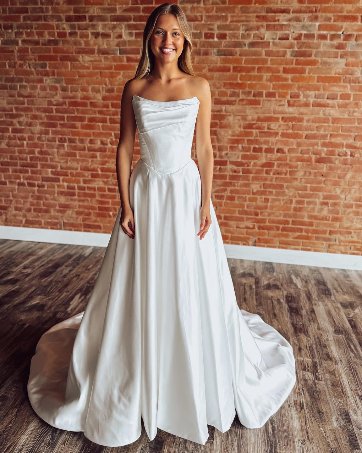 Women's Satin A Line Wedding Dresses Sweetheart Pleated Wedding Gowns for Bride HE1785