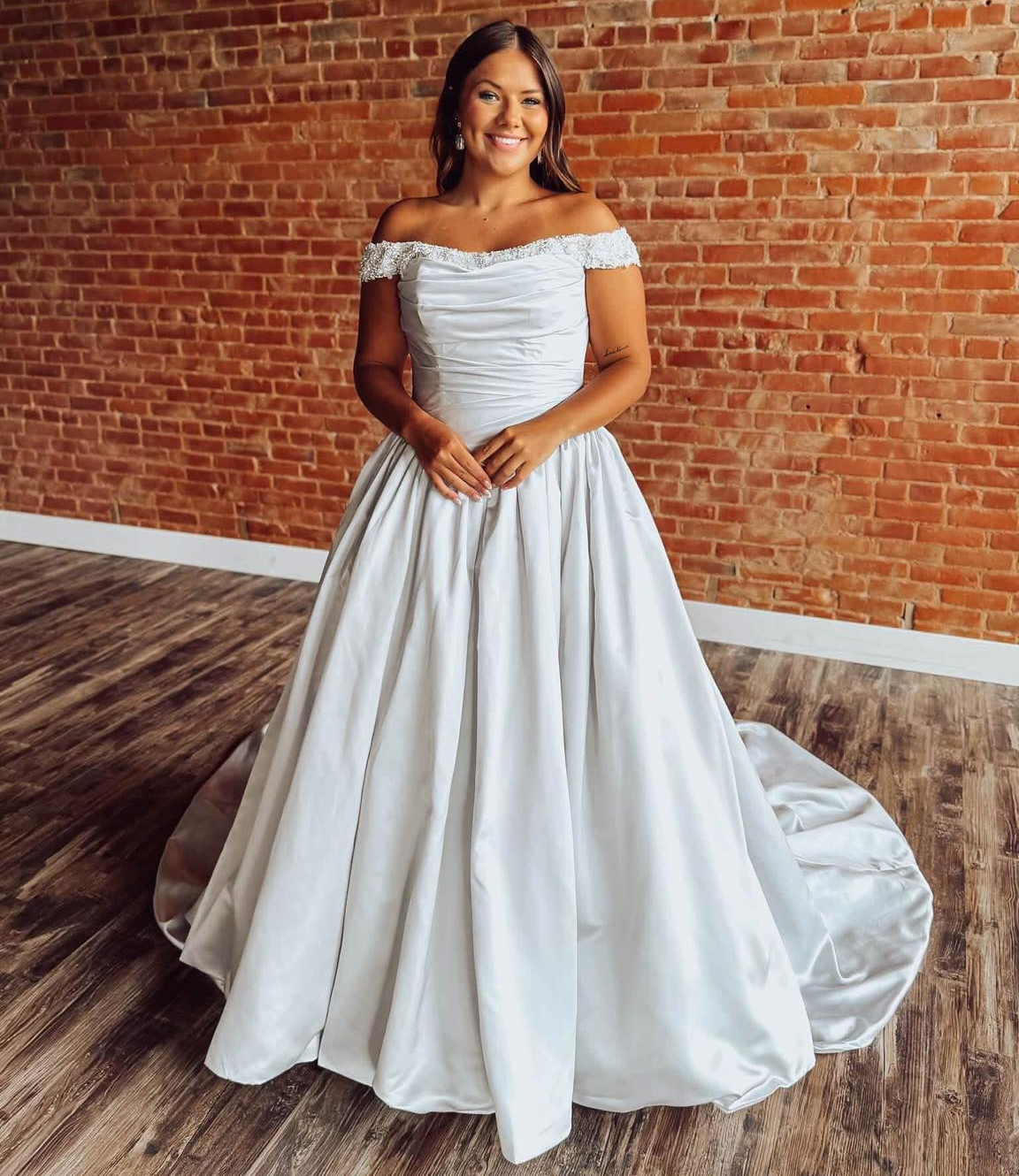 Off Shoulder Satin Wedding Dresses A Line Appliqued Beaded Bridal Wedding Gowns HE1782