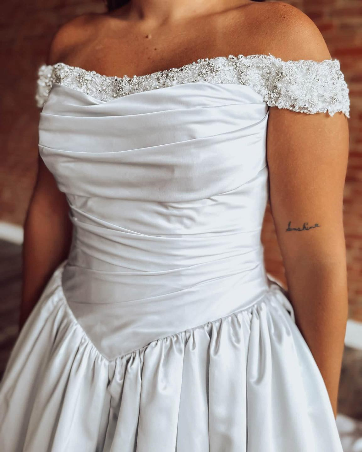 Off Shoulder Satin Wedding Dresses A Line Appliqued Beaded Bridal Wedding Gowns HE1782