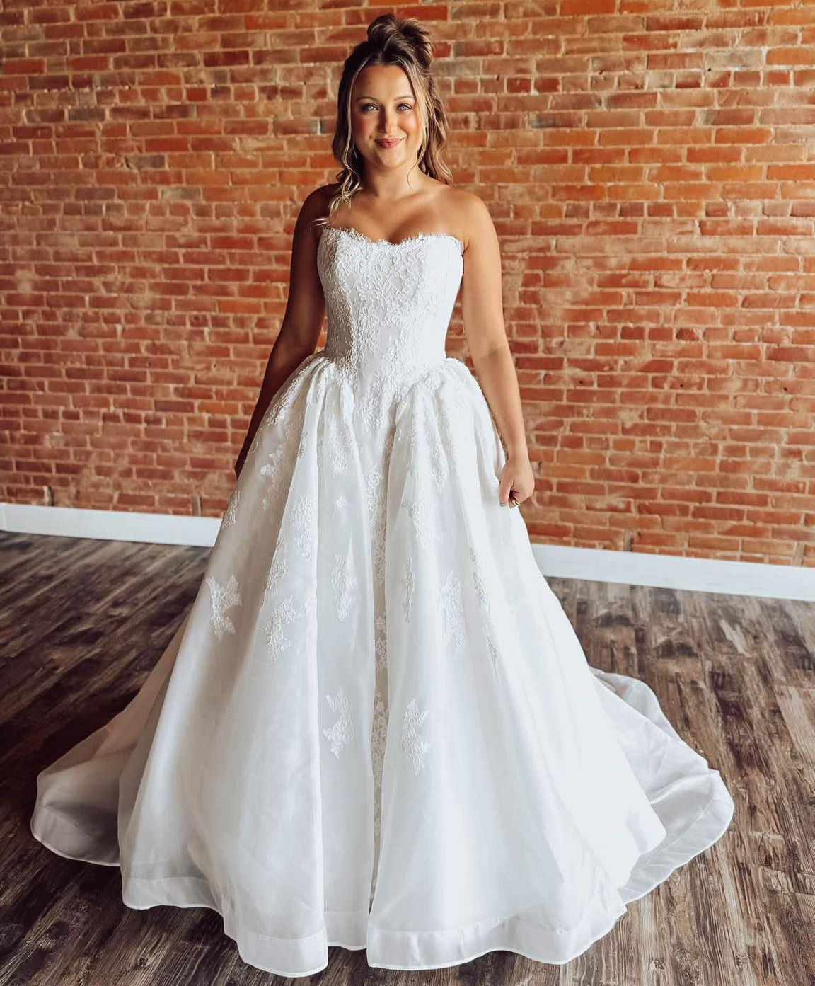 Tulle Lace Appliqued Wedding Dresses for Bride A Line Strapless Boho Bride Gowns HE1779