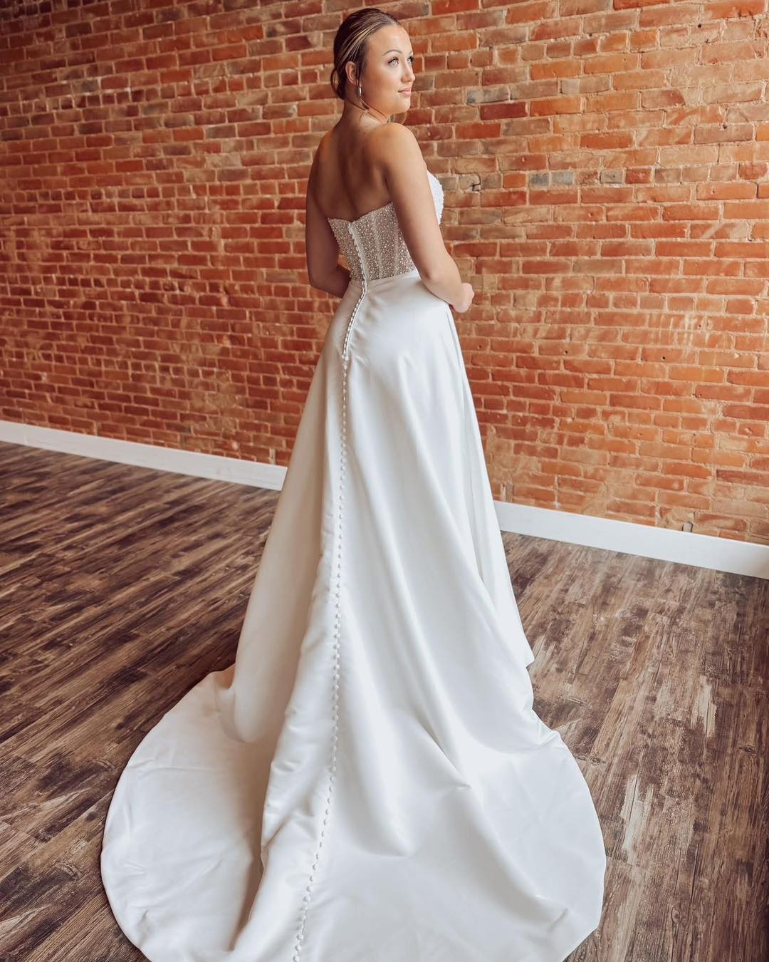 Women's A Line Satin Crystal Wedding Dresses Sweetheart Boho Bridal Wedding Gowns HE1983