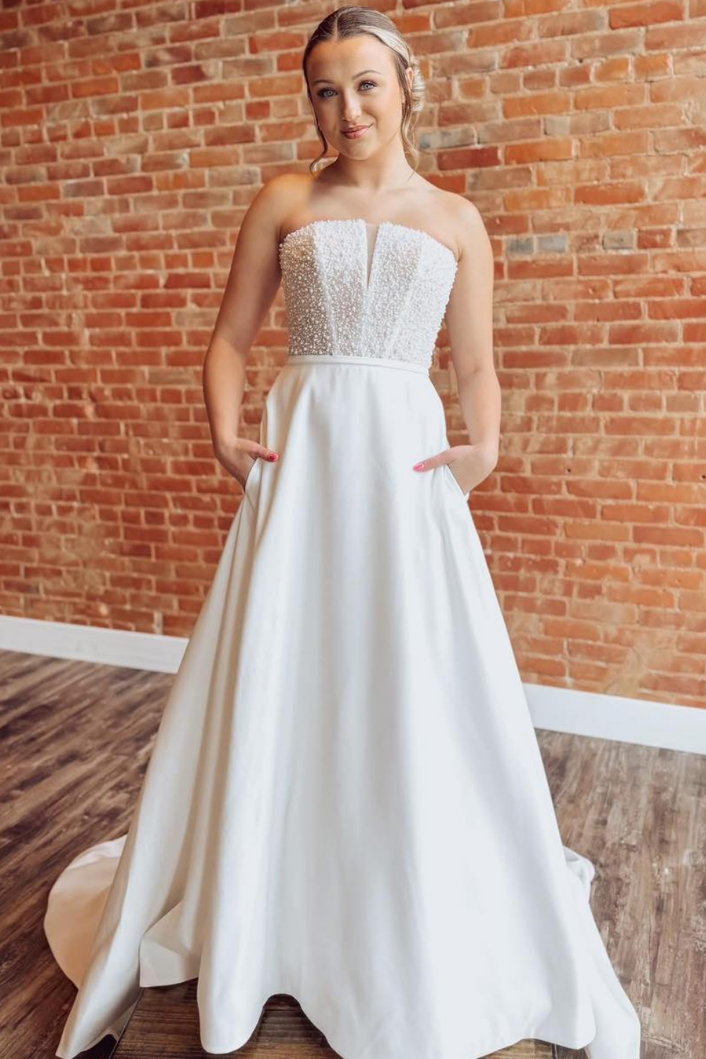 Women's A Line Satin Crystal Wedding Dresses Sweetheart Boho Bridal Wedding Gowns HE1983