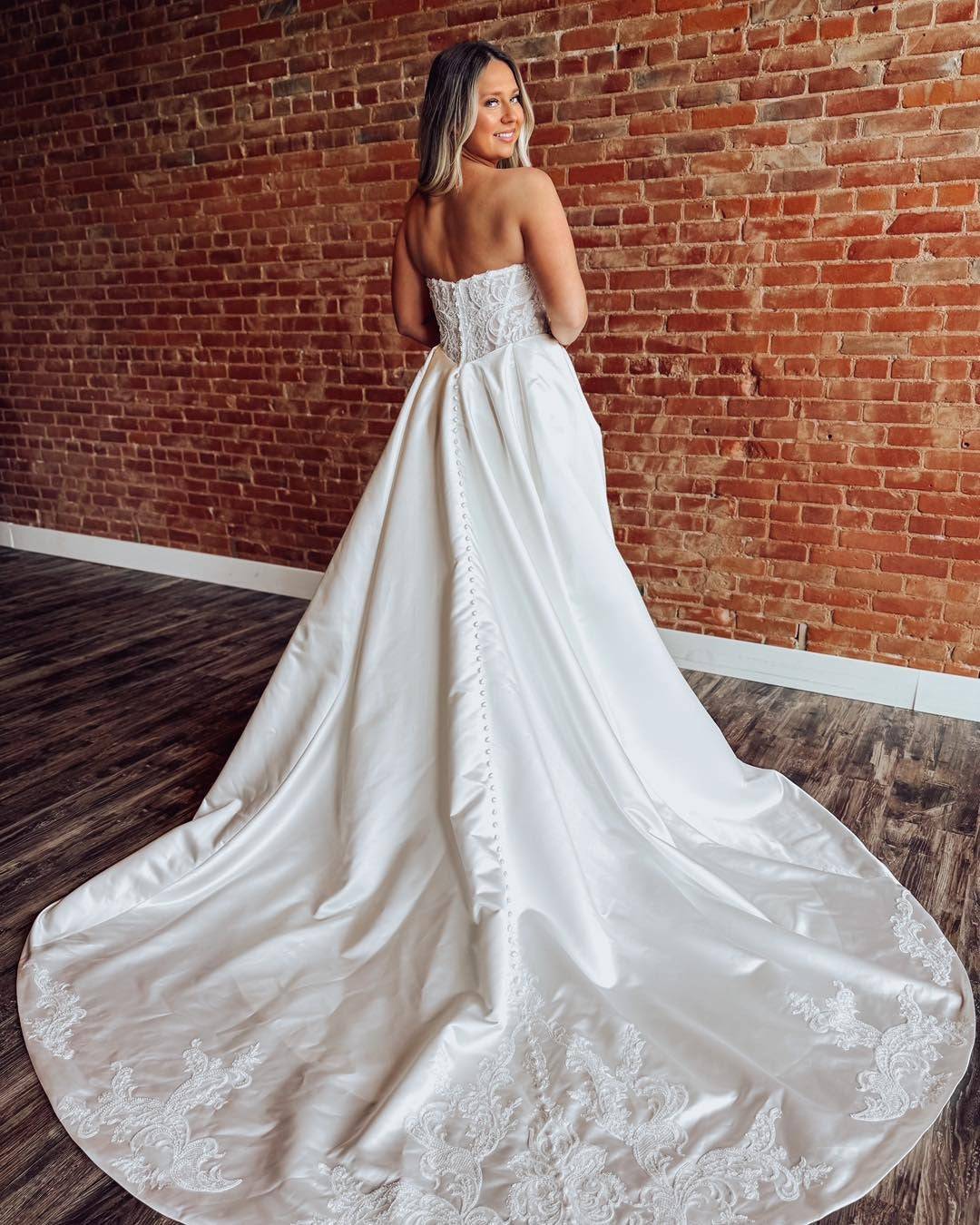 Mermaid Satin Corset Lace Wedding Dresses Sweetheart Bride Wedding Gowns with Long Train HE1159