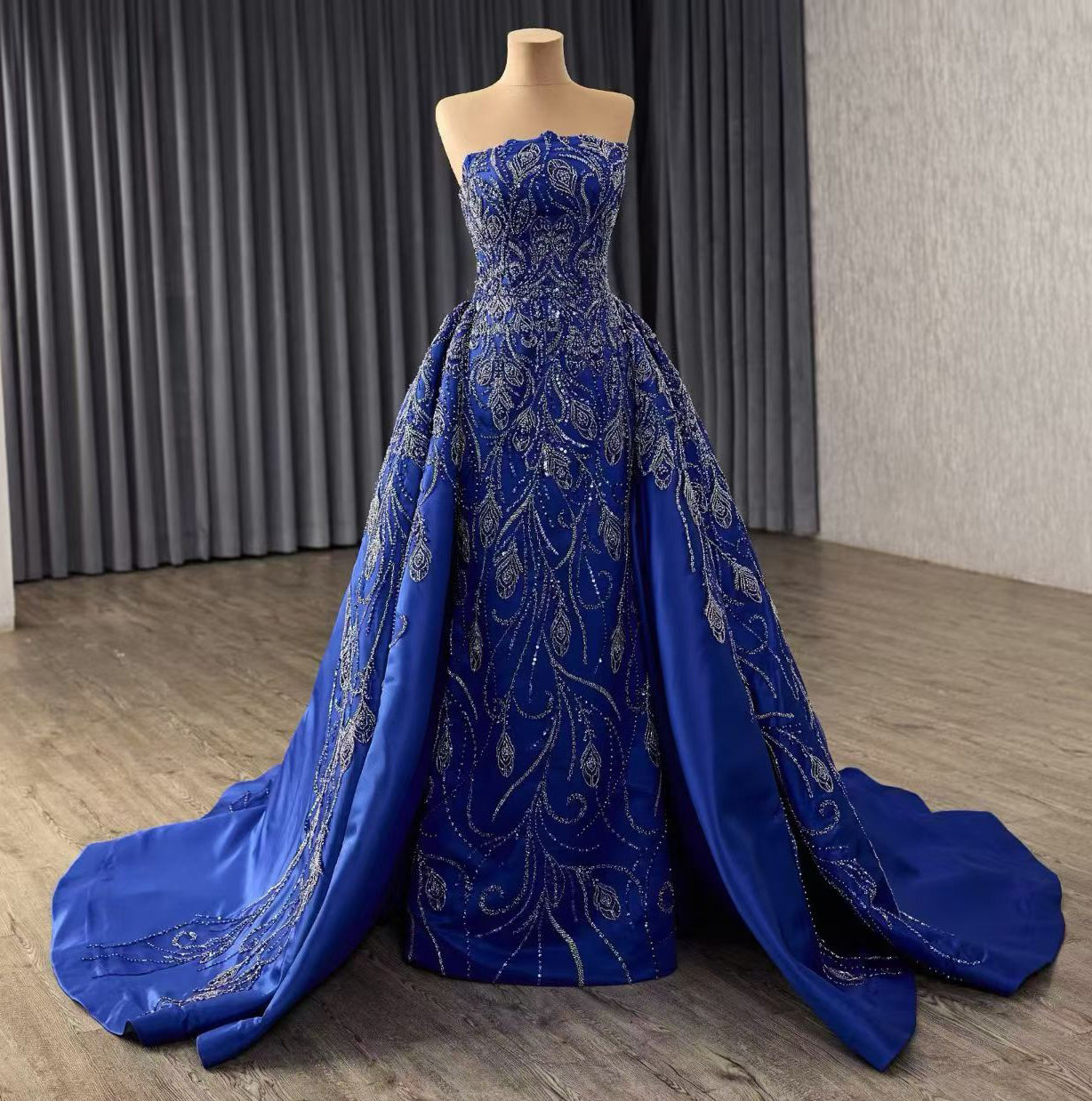 Sweetheart Ball Gown Quinceanera Dresses Satin Crystal Beaded Sweet 16 Party Gowns HE1174